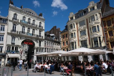 Fransa 'nın Lille kentindeki HORECA sektörü Haziran ayında yeniden açılırken, müşteriler bar / restoran terasından yararlanıyor. 28, 2020.