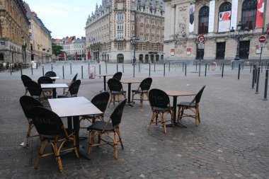 Coronavirus hastalığı (COVID-19) salgını sırasında haftalar süren tecrit kısıtlamaları sonrasında, Fransa 'nın Lille kentinde açılan restoran ve barlar olarak boş bir turistik bölgeye bakmak. 28, 2020.