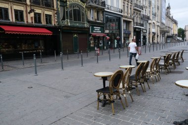 Coronavirus hastalığı (COVID-19) salgını sırasında haftalar süren tecrit kısıtlamaları sonrasında, Fransa 'nın Lille kentinde açılan restoran ve barlar olarak boş bir turistik bölgeye bakmak. 28, 2020.