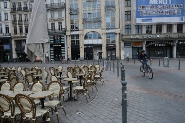 Coronavirus hastalığı (COVID-19) salgını sırasında haftalar süren tecrit kısıtlamaları sonrasında, Fransa 'nın Lille kentinde açılan restoran ve barlar olarak boş bir turistik bölgeye bakmak. 28, 2020.
