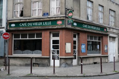 Coronavirus hastalığı (COVID-19) salgını sırasında haftalar süren tecrit kısıtlamaları sonrasında, Fransa 'nın Lille kentinde açılan restoran ve barlar olarak boş bir turistik bölgeye bakmak. 28, 2020.