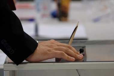 28 Haziran 2020 'de Fransa' nın Lille kentinde yapılan Fransız Belediye seçimlerinin ikinci turunda bir sandık merkezinde seçim görevlileri