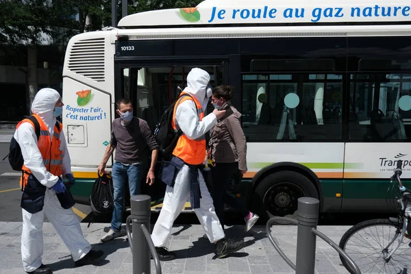 Pessoas Trajes Proteção Contra Vírus Máscara Desinfetando Ônibus Coronavírus Com — Fotografia de Stock