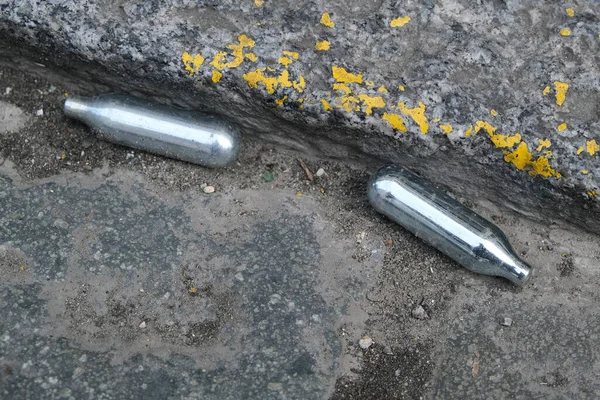 Metalowe Butle Zawierające Gaz Podtlenek Azotu Ziemi Lille Francja Czerwcu — Zdjęcie stockowe