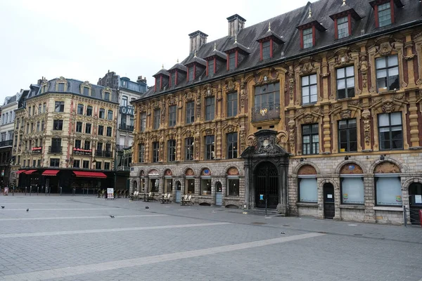 在法国里尔 一个空旷的旅游区的景象是 经过几个星期的封锁限制 餐馆和酒吧在6月18日爆发的考龙病毒 Covid 爆发后重新开张 2020 — 图库照片