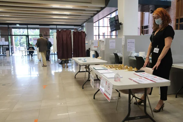 Fonctionnaires Électoraux Dans Bureau Vote Lors Deuxième Tour Des Élections — Photo