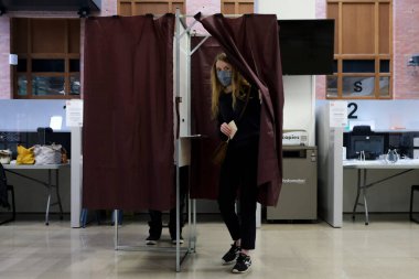 Seçmenler, 28 Haziran 2020 'de Fransa' nın Lille kentinde yapılan ikinci tur seçimlerde oy kullandılar.
