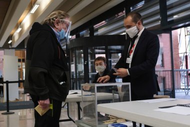 Seçmenler, 28 Haziran 2020 'de Fransa' nın Lille kentinde yapılan ikinci tur seçimlerde oy kullandılar.