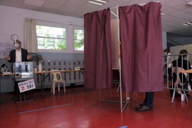 Seçmenler, 28 Haziran 2020 'de Fransa' nın Lille kentinde yapılan ikinci tur seçimlerde oy kullandılar.