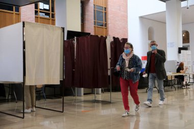Seçmenler, 28 Haziran 2020 'de Fransa' nın Lille kentinde yapılan ikinci tur seçimlerde oy kullandılar.