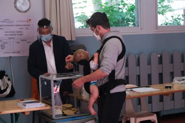 Seçmenler, 28 Haziran 2020 'de Fransa' nın Lille kentinde yapılan ikinci tur seçimlerde oy kullandılar.