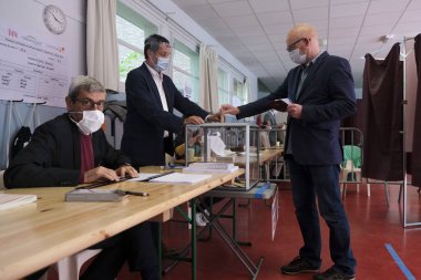 Seçmenler, 28 Haziran 2020 'de Fransa' nın Lille kentinde yapılan ikinci tur seçimlerde oy kullandılar.
