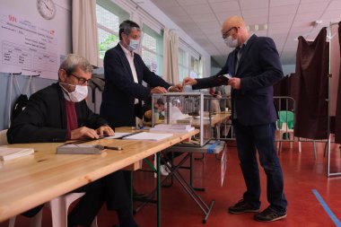 Seçmenler, 28 Haziran 2020 'de Fransa' nın Lille kentinde yapılan ikinci tur seçimlerde oy kullandılar.