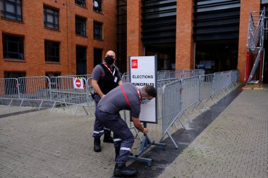 28 Haziran 2020 'de Fransa' nın Lille kentinde yapılan Fransız Belediye seçimlerinin ikinci turunda sandık merkezinin dış görünüşü