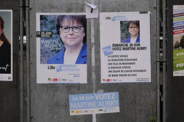 28 Haziran 2020 'de Fransa' nın Lille kentinde yapılan Fransız Belediye seçimlerinin ikinci turunda sandık merkezinin önünde seçim posteri