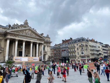 Brüksel, Belçika. 27 Haziran 2020. Eylemciler, Yok Olma İsyanı iklim değişikliği eylemcilerinin protestosu sırasında pankart tutuyorlar.