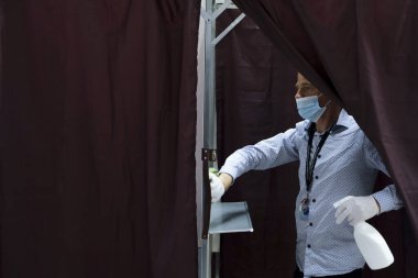 28 Haziran 2020 'de Fransa' nın Lille kentinde yapılan ikinci tur seçimlerde, bir belediye çalışanı sandık merkezindeki sandık merkezini sterilize etti..