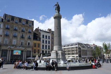 İnsanlar, Fransa 'nın Lille kentindeki tarihi merkezde güneşli havanın tadını çıkarıyorlar. 28, 2020.