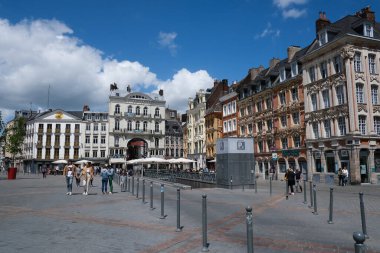 İnsanlar, Fransa 'nın Lille kentindeki tarihi merkezde güneşli havanın tadını çıkarıyorlar. 28, 2020.
