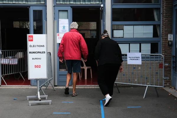 Wyborcy Przybywają Lokalu Wyborczego Drugiej Turze Wyborów Samorządowych Francji Lille — Zdjęcie stockowe