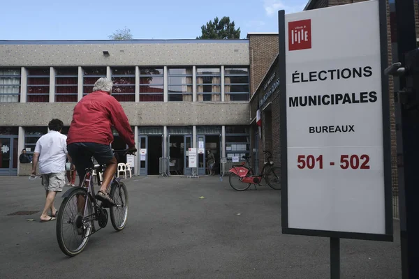 Wyborcy Przybywają Lokalu Wyborczego Drugiej Turze Wyborów Samorządowych Francji Lille — Zdjęcie stockowe