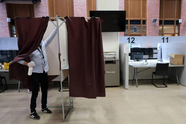 Die Wähler Geben Ihre Stimme Einem Wahllokal Während Der Zweiten — Stockfoto