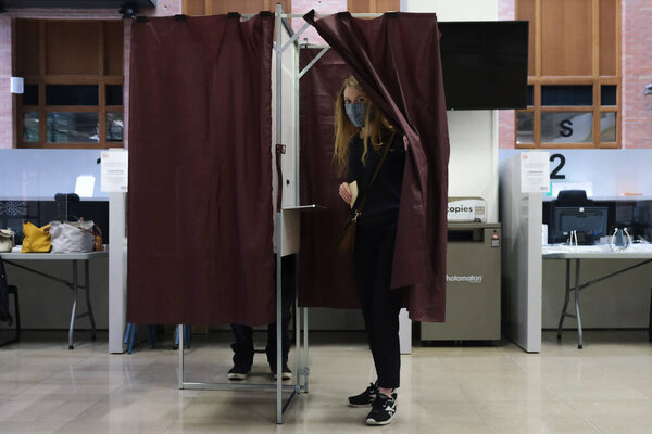 Избиратели проголосовали на избирательном участке во время второго тура муниципальных выборов во Франции в Лилле 28 июня 2020 года
