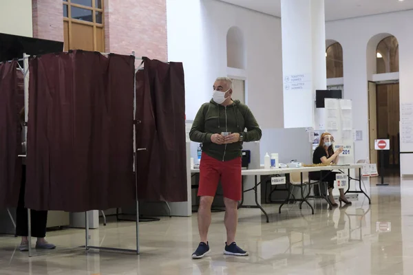 Los Votantes Emiten Voto Centro Votación Durante Segunda Vuelta Las —  Fotos de Stock