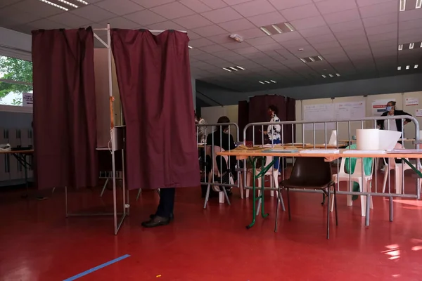 Die Wähler Geben Ihre Stimme Einem Wahllokal Während Der Zweiten — Stockfoto