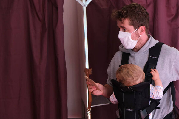 Избиратели проголосовали на избирательном участке во время второго тура муниципальных выборов во Франции в Лилле 28 июня 2020 года
