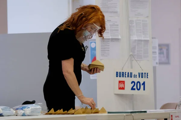 Wyborcy Oddali Swoje Głosy Lokalu Wyborczym Podczas Drugiej Rundy Wyborów — Zdjęcie stockowe