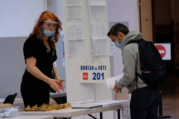 Les Électeurs Ont Voté Dans Bureau Vote Lors Deuxième Tour — Photo