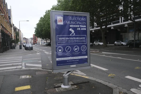 2020年6月28日法国里尔市第二轮选举期间投票站外的选举海报 — 图库照片