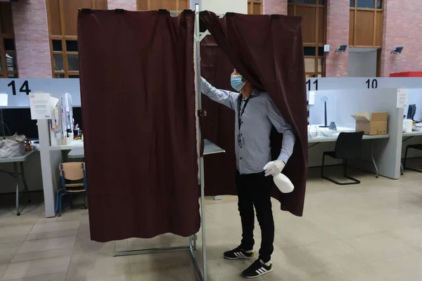 Employé Municipal Assainit Isoloir Dans Bureau Vote Lors Deuxième Tour — Photo
