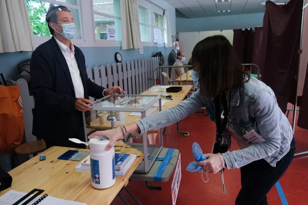 Employé Municipal Assainit Isoloir Dans Bureau Vote Lors Deuxième Tour — Photo