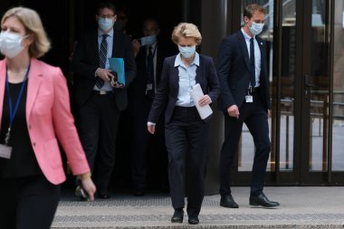 Brüksel, Belçika. 30 Haziran 2020. AB Konseyi Başkanı Charles Michel ve AB Komisyonu Başkanı Ursula von der Leyen, AB-Kore zirvesi sonrasında düzenlenen basın toplantısına katıldılar.