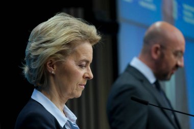 Brüksel, Belçika. 30 Haziran 2020. AB Konseyi Başkanı Charles Michel ve AB Komisyonu Başkanı Ursula von der Leyen, AB-Kore zirvesi sonrasında düzenlenen basın toplantısına katıldılar.