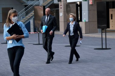 Brüksel, Belçika. 30 Haziran 2020. AB Konseyi Başkanı Charles Michel ve AB Komisyonu Başkanı Ursula von der Leyen, AB-Kore zirvesi sonrasında düzenlenen basın toplantısına katıldılar.