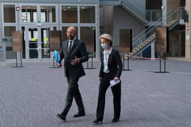 Brüksel, Belçika. 30 Haziran 2020. AB Konseyi Başkanı Charles Michel ve AB Komisyonu Başkanı Ursula von der Leyen, AB-Kore zirvesi sonrasında düzenlenen basın toplantısına katıldılar.