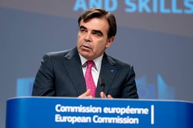 Başkan Yardımcısı Margaritis Schinas, 1 Temmuz 2020 'de Brüksel, Belçika' daki AB Komisyonu genel merkezinde Gençlik İstihdam Destek Paketi konulu ortak basın toplantısında konuştu..