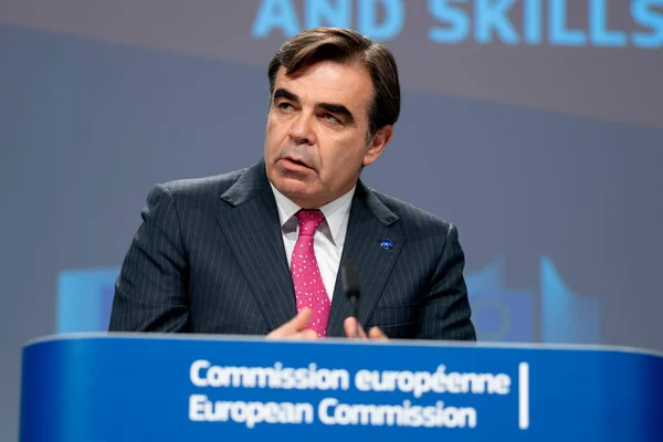 Vicepresidente Margaritis Schinas Interviene Una Conferenza Stampa Congiunta Sul Pacchetto — Foto Stock