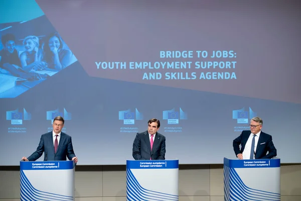 Vicevoorzitter Margaritis Schinas Spreekt Een Gezamenlijke Persconferentie Toe Het Steunpakket — Stockfoto