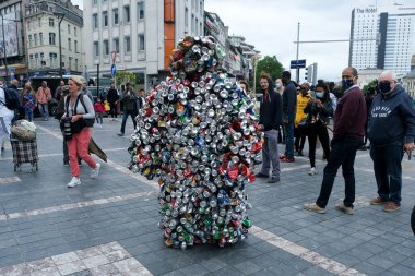 İnsanlar 30 Haziran 2020 'de Belçika' nın Brüksel kentindeki Matonge ilçesinde Kongo 'nun bağımsızlığının 60. yıldönümü kutlamalarına katılmak için toplandı.. 