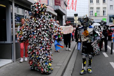 İnsanlar 30 Haziran 2020 'de Belçika' nın Brüksel kentindeki Matonge ilçesinde Kongo 'nun bağımsızlığının 60. yıldönümü kutlamalarına katılmak için toplandı.. 