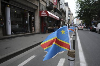 İnsanlar 30 Haziran 2020 'de Belçika' nın Brüksel kentindeki Matonge ilçesinde Kongo 'nun bağımsızlığının 60. yıldönümü kutlamalarına katılmak için toplandı.. 