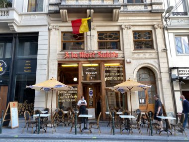 Koruyucu maske takan bir garson, Temmuz 'da Brüksel, Belçika' da bir barın önünde duruyor. 2, 2020.