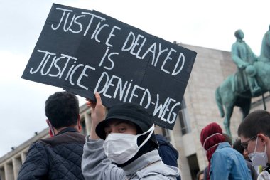 Brüksel, Belçika. 5 Temmuz 2020. Protestocular, üniversitelerde türban kullanımını yasaklamak amacıyla Belçika Anayasa Mahkemesi 'nin kararına karşı düzenlenen yürüyüşe katıldılar.