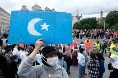 Brüksel, Belçika. 5 Temmuz 2020. Protestocular, üniversitelerde türban kullanımını yasaklamak amacıyla Belçika Anayasa Mahkemesi 'nin kararına karşı düzenlenen yürüyüşe katıldılar.