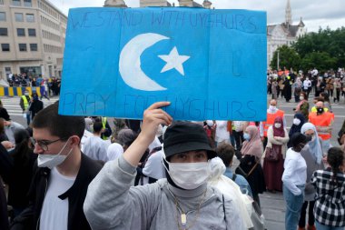 Brüksel, Belçika. 5 Temmuz 2020. Protestocular, üniversitelerde türban kullanımını yasaklamak amacıyla Belçika Anayasa Mahkemesi 'nin kararına karşı düzenlenen yürüyüşe katıldılar.