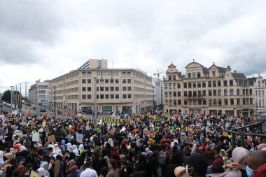 Brüksel, Belçika. 5 Temmuz 2020. Protestocular, üniversitelerde türban kullanımını yasaklamak amacıyla Belçika Anayasa Mahkemesi 'nin kararına karşı düzenlenen yürüyüşe katıldılar.